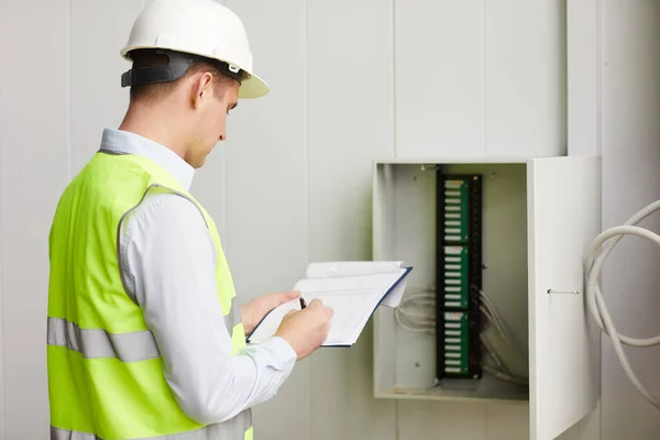 Ingenieur controleert de gegevens — Stockfoto