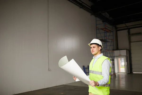 Ingenieur die het plan onderzoekt — Stockfoto