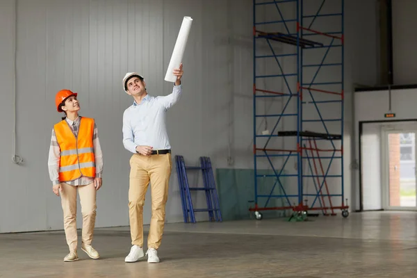 Twee ingenieurs op bouwplaats — Stockfoto
