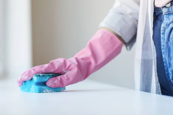 Frau erledigt Hausarbeit — Stockfoto