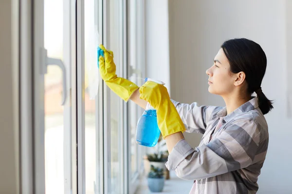 Haushälterin erledigt Hausarbeit — Stockfoto