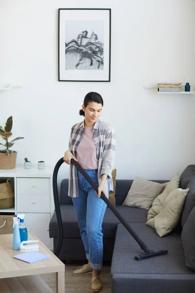 Pembantu menggunakan vacuum cleaner di rumah — Stok Foto