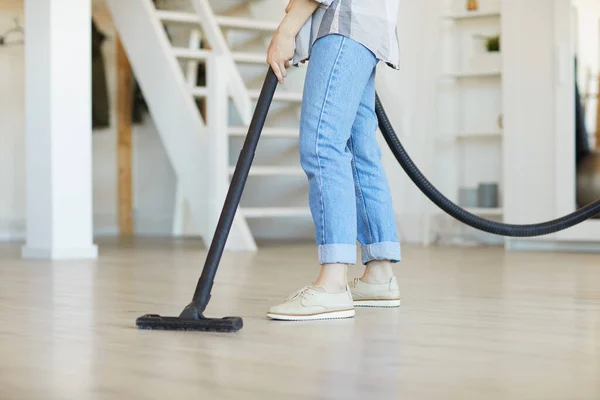Wanita membersihkan lantai — Stok Foto