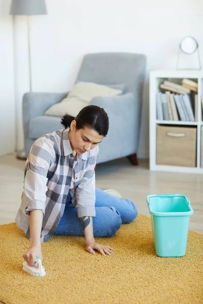 Жінка миє килим — стокове фото