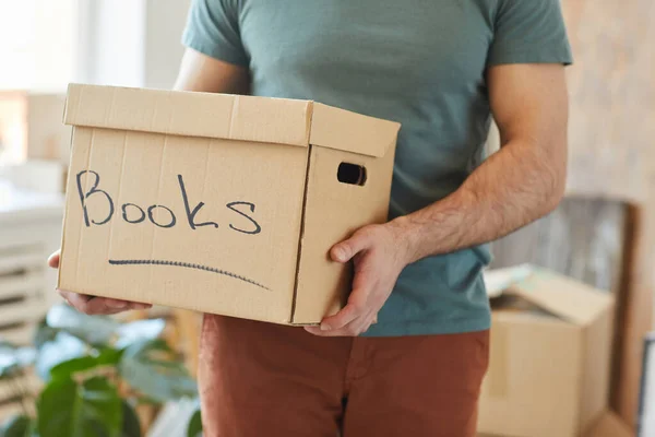 Packing books in box — Stock Photo, Image