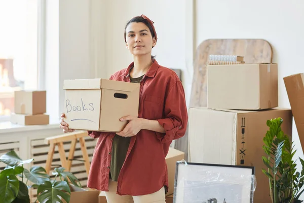 Woman packing the things — Stock Photo, Image