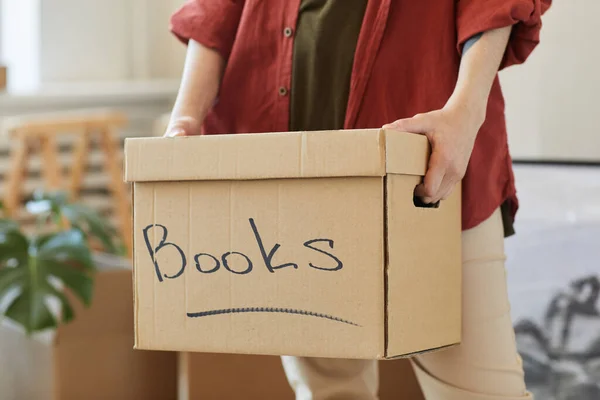 Woman packing the books — Stock Photo, Image