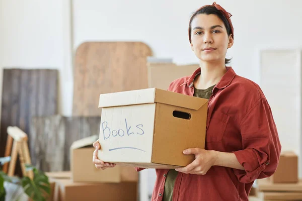 Woman moving in new house — Stock Photo, Image