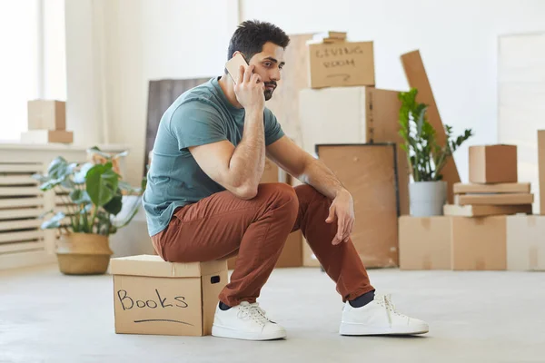 Uomo che ordina l'auto — Foto Stock