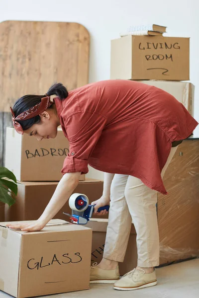 Woman packing things — Stock Photo, Image