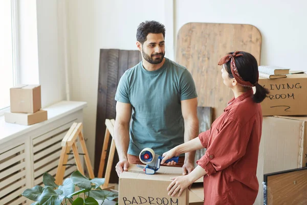 Pareja mudándose en nuevo apartamento —  Fotos de Stock