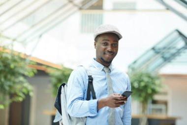 Afrikalı işadamı cep telefonu kullanıyor