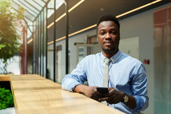Homme d'affaires africain avec téléphone portable — Photo