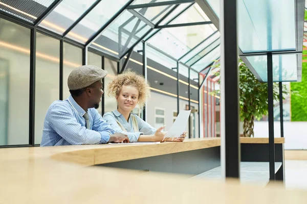 Zakenmensen die over contracten discussiëren — Stockfoto