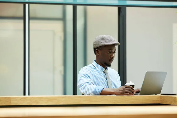 Homme d'affaires travaillant sur ordinateur portable — Photo