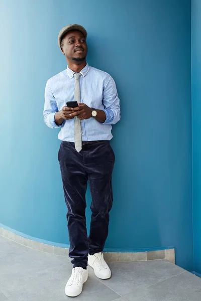 Afrikkalainen liikemies matkapuhelimella — kuvapankkivalokuva