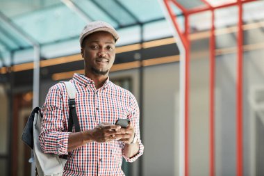 Cep telefonu kullanan Afrikalı adam.