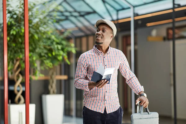 空港に立つアフリカ人男性 — ストック写真
