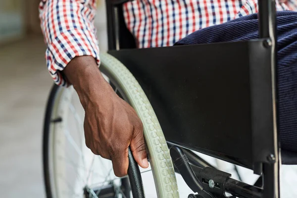Человек в инвалидной коляске — стоковое фото