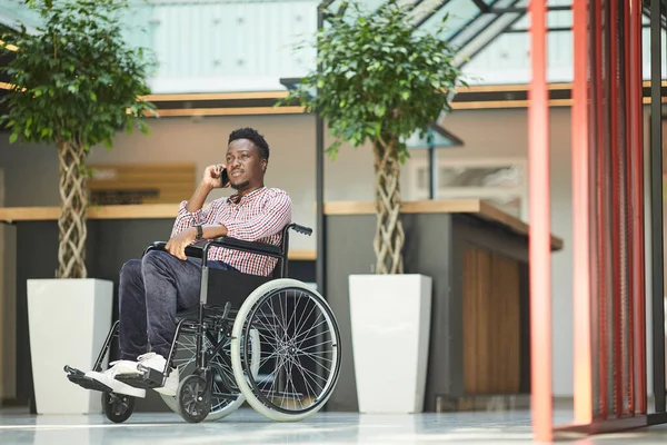 Человек-инвалид разговаривает по телефону — стоковое фото