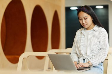 Dizüstü bilgisayarda ödev yazılıyor