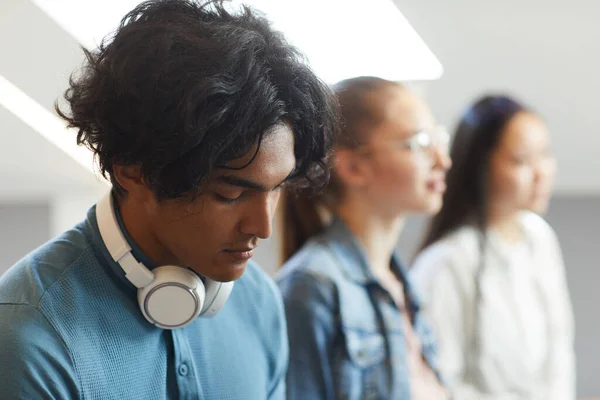 Studente di razza mista a lezione universitaria — Foto Stock