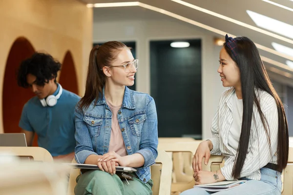 Chicas charlando durante el descanso en la universidad — Foto de Stock