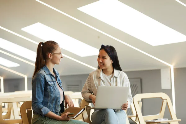 Estudiantes amigos discutiendo curso adicional — Foto de Stock