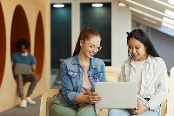 Studenti che lavorano al progetto universitario — Foto Stock