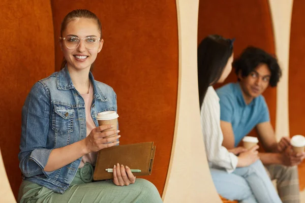 Studente intelligente ragazza con tazza di caffè — Foto Stock