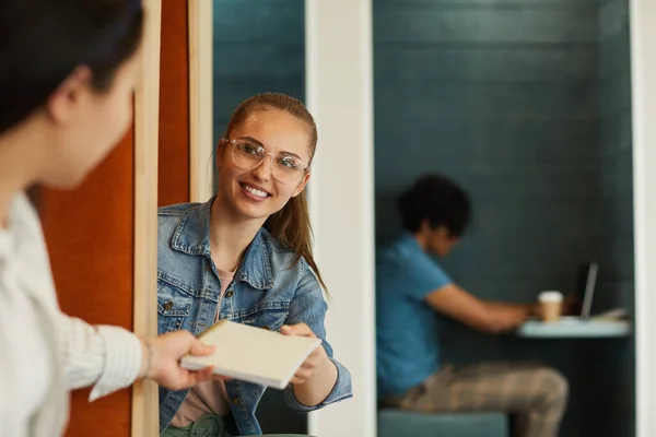 Compartir notas de clase con un amigo — Foto de Stock