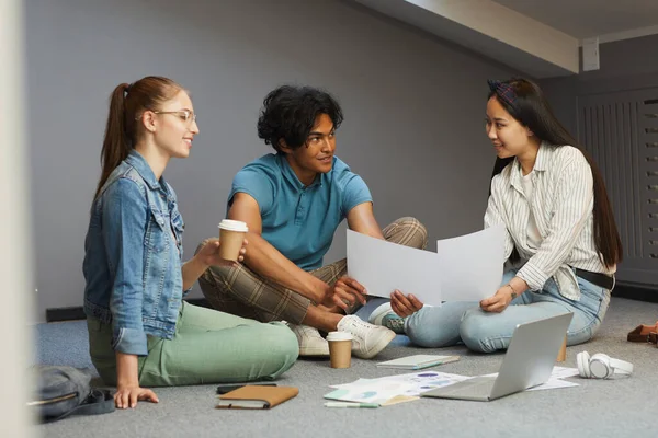 Discusión de gráficos con compañeros de grupo — Foto de Stock