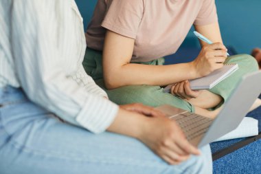 Üniversite projesi planlayan öğrenciler