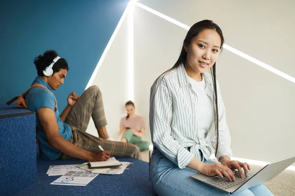 Menina estudante asiática usando wifi no salão — Fotografia de Stock