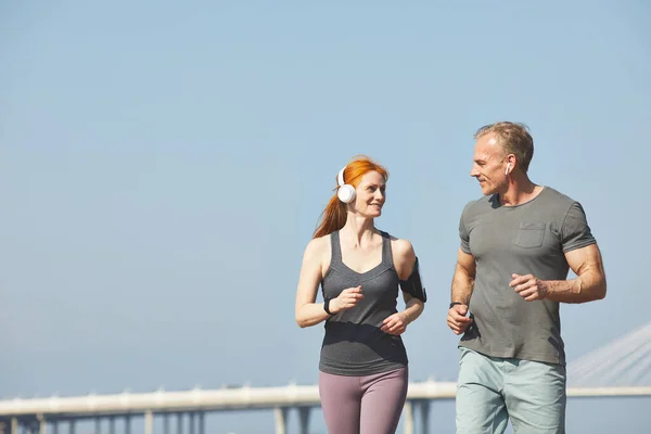 Chiacchierando mentre fai jogging — Foto Stock