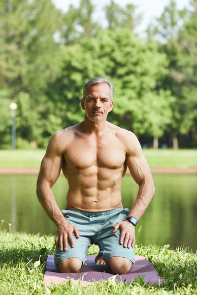 Hombre musculoso en el parque — Foto de Stock