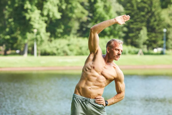 Homem fazendo exercício ao ar livre — Fotografia de Stock