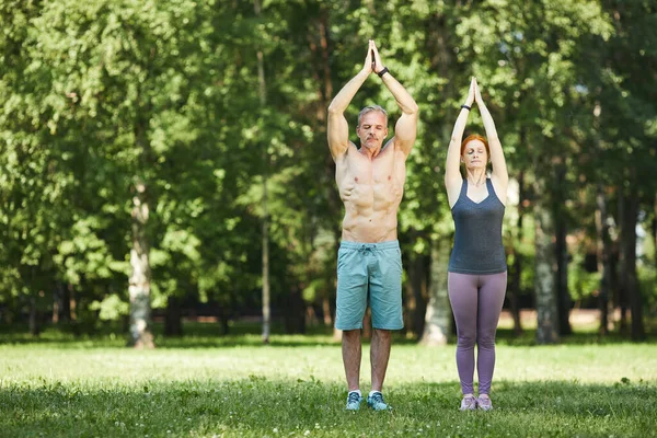 Sportigt par som tränar andning — Stockfoto
