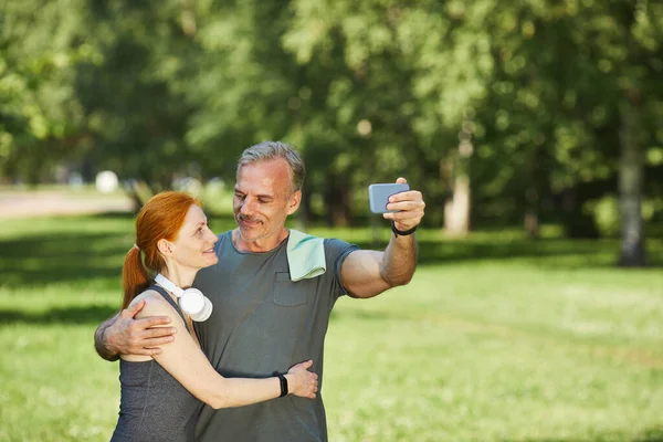 Sevgili çift parkta selfie çekiyor. — Stok fotoğraf