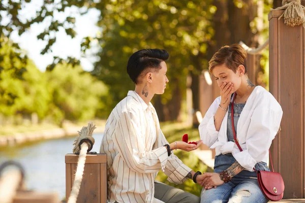Romantyczna randka w parku — Zdjęcie stockowe