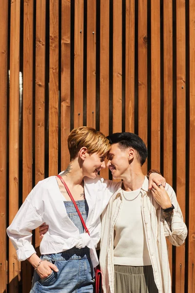 Lesbianas felices abrazándose al aire libre —  Fotos de Stock