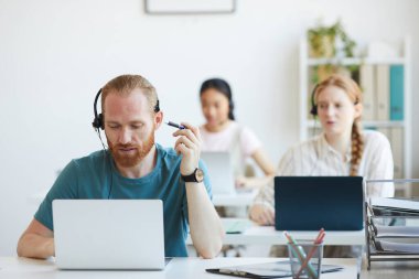 Çağrı merkezinde çalışan operatörler