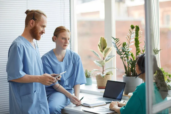 Medische medewerkers werken in team — Stockfoto