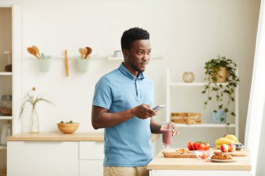 Evde telefonu olan bir adam var.