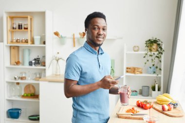 Adam kahvaltısını evde yapar.