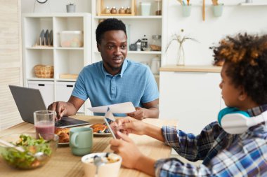 Ailenle evde vakit geçir.