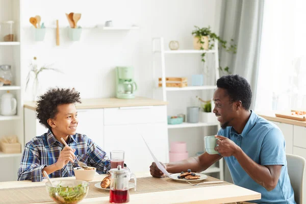 Vater und Sohn frühstücken — Stockfoto