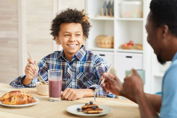 Filho e pai sentados na cozinha — Fotografia de Stock