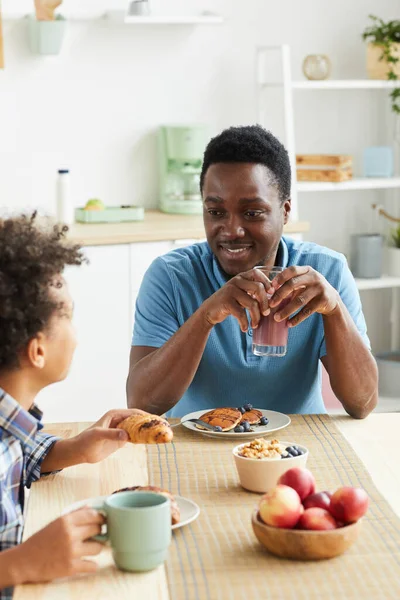 Família tomar café da manhã em casa — Fotografia de Stock