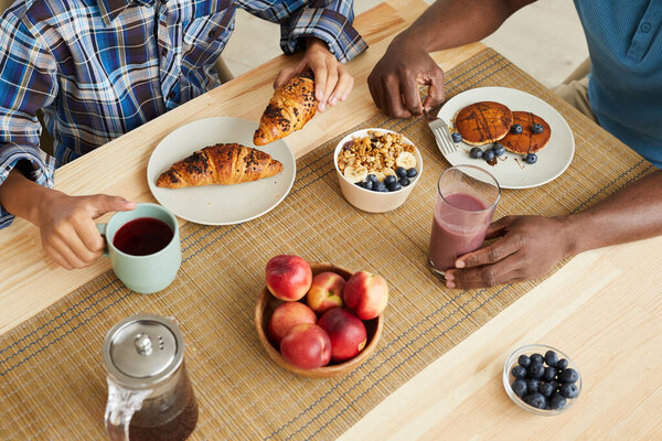 Блинчики и фрукты на завтрак